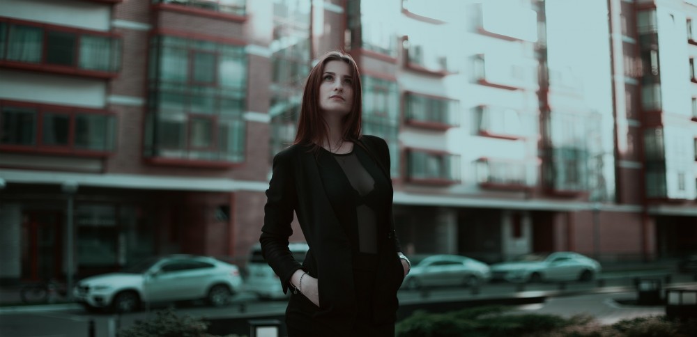 business-lady-1584654_1920
